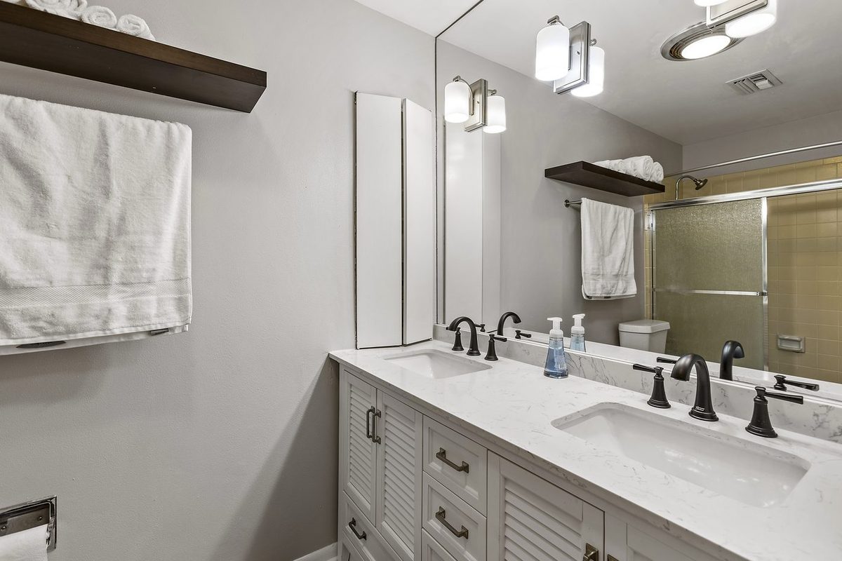 Double vanity bathroom